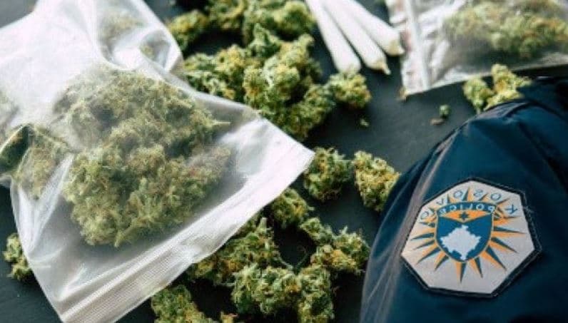 Drogë në bodrumin e një banese në Mitrovicë, policia në kërkim të pronarit