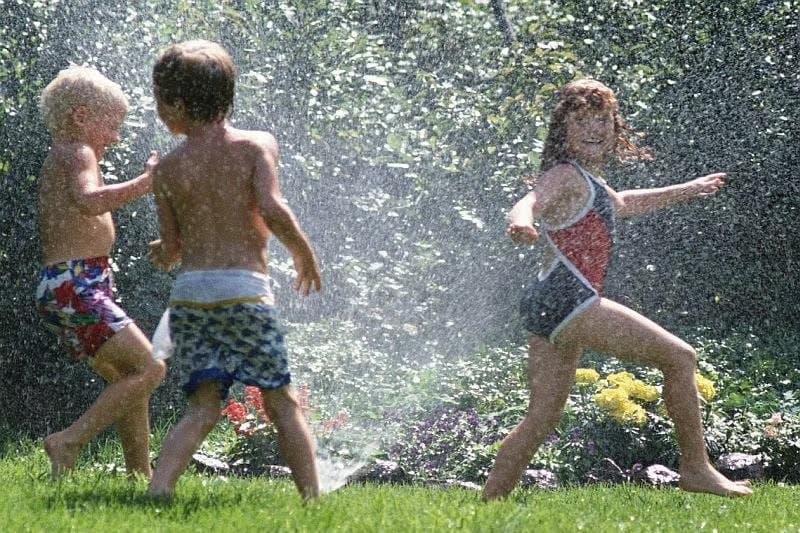 Spërkatësit e barit i ekspozuan fëmijët ndaj ujit të kontaminuar me E. coli