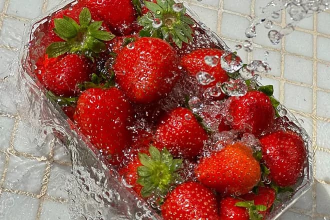 Si të pastroni luleshtrydhet për të shmangur hepatitin A?