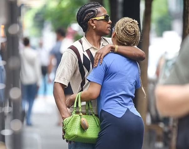 Rihanna më e dashuruar se kurrë