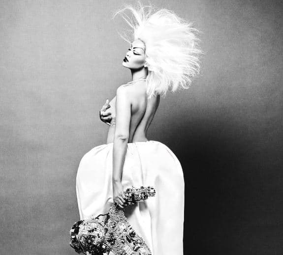 Rihanna pozon e zhveshur