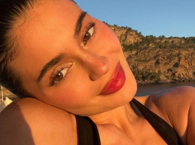 Kylie Jenner merr vëmendjen e fansave, pozon nga jahti luksoz me fustan të zi