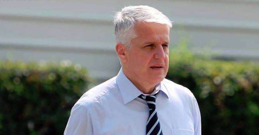 Mbeti jashtë parlamentit shqiptar, reagon për herë të parë Pandeli Majko