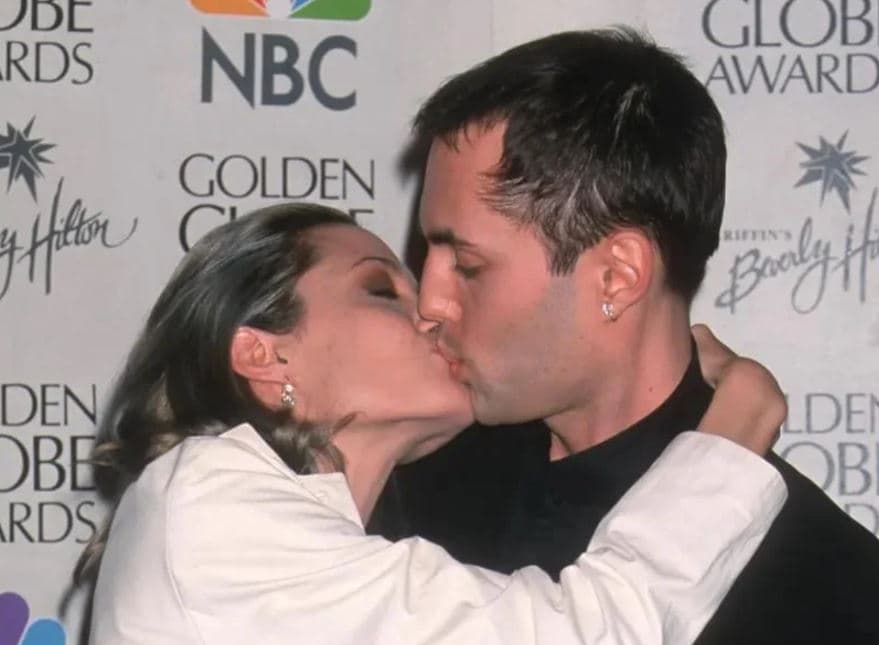 Pse Angelina Jolie e puthi në buzë vëllain e saj?