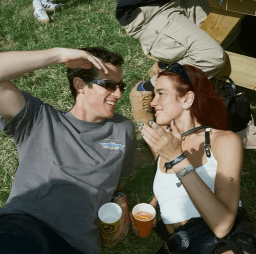 Për herë të parë, Dua Lipa poston foto me të dashurin në Instagram