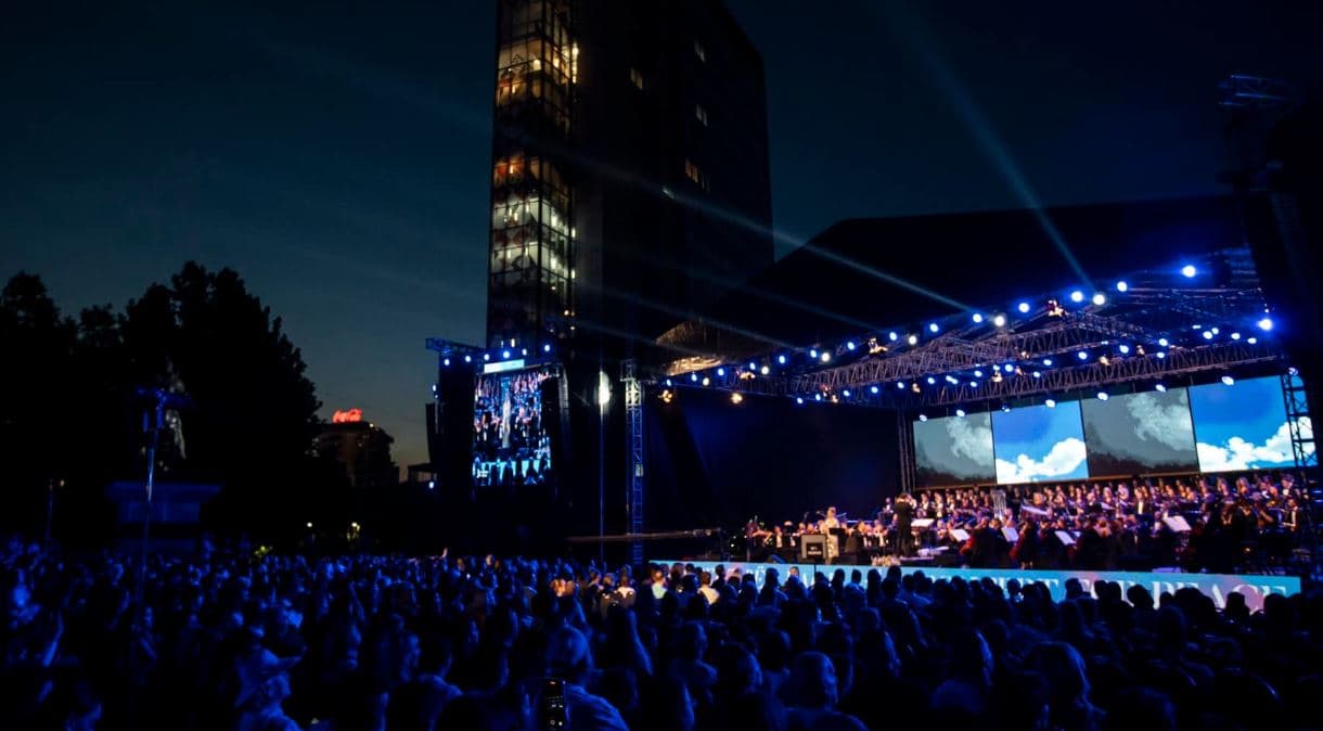 Mbi 200 muzikantë performuan në sheshin “Skënderbeu" në nder të çlirimit të Kosovës dhe pavarësisë së ShBA-së
