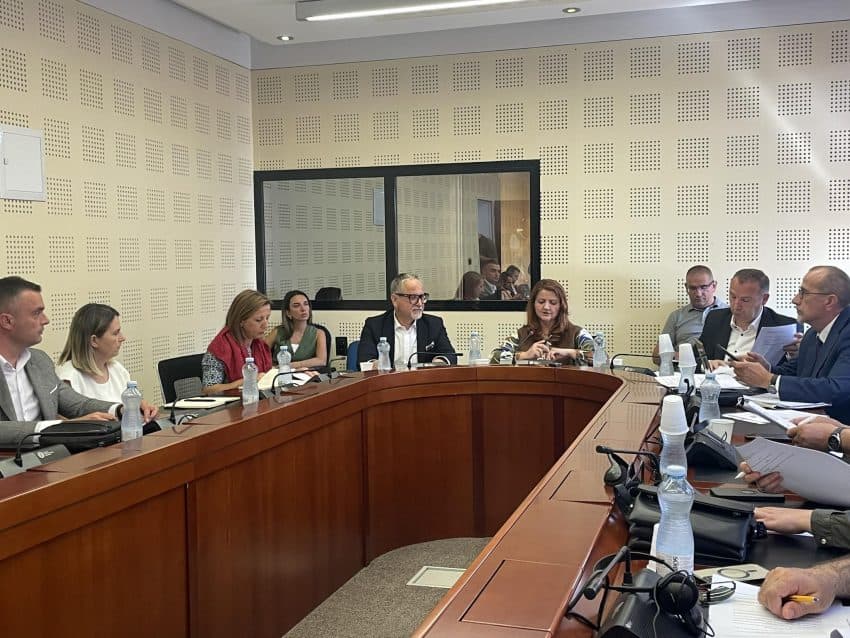 Haxhiu – Vitisë: Me këtë ritëm do ta përfundoni mandatin pa listë zyrtare të çmimeve të barnave