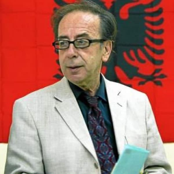 Seanca plenare e Kuvendit të Shqipërisë nis me një minutë heshtje për Ismail Kadarenë