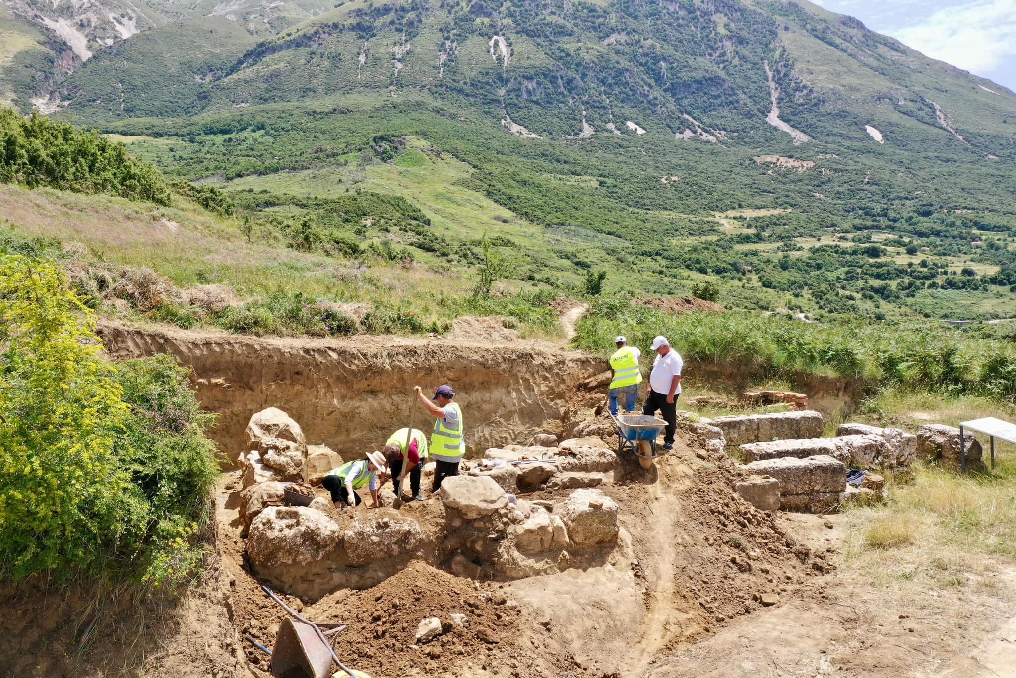 Tjetër varr monumental zbulohet në hyrje të Parkut Arkeologjik të Amantias