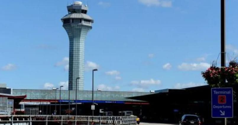 Vdes një grua në aeroportin e Çikagos, u bllokua në rripin transportues të bagazheve