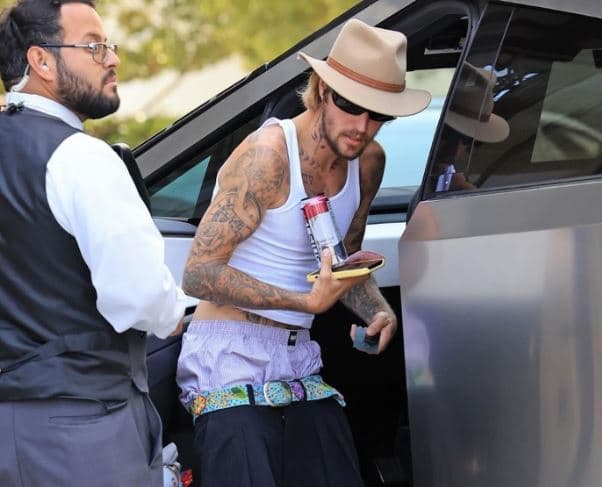 Justin Bieber nuk dështon të befasojë me veshje