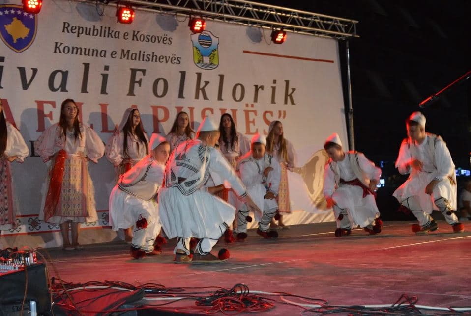 U mbajt nata e parë e festivalit folklorik “Oda e Llapushës” në Malishevë (FOTO)