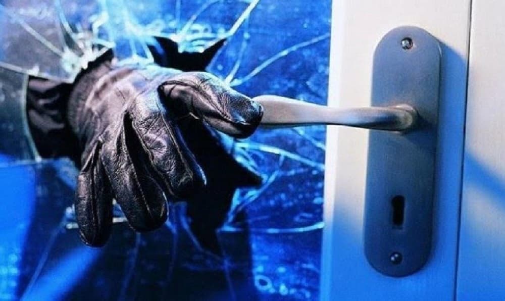 Hajnat futen në një zyrë në Prishtinë - vjedhin gjësende të ndryshme