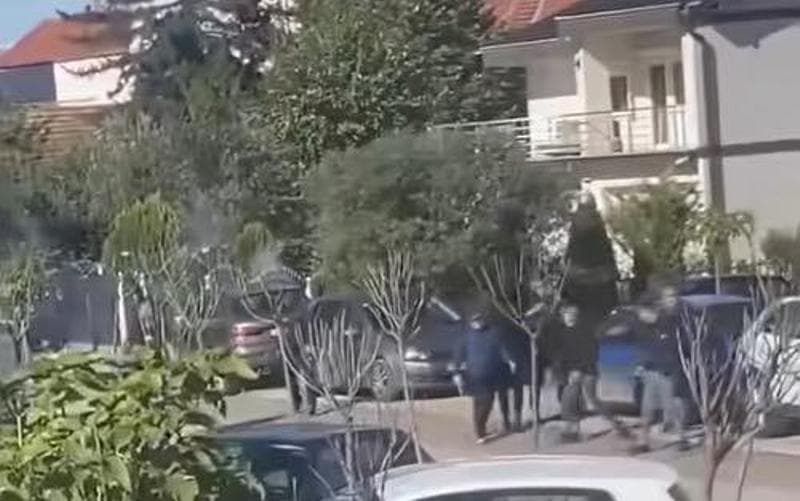 Rrahje e rëndë mes tifozëve të Fushë Kosovës dhe atyre të Vushtrrisë, para policisë përdorën edhe thika