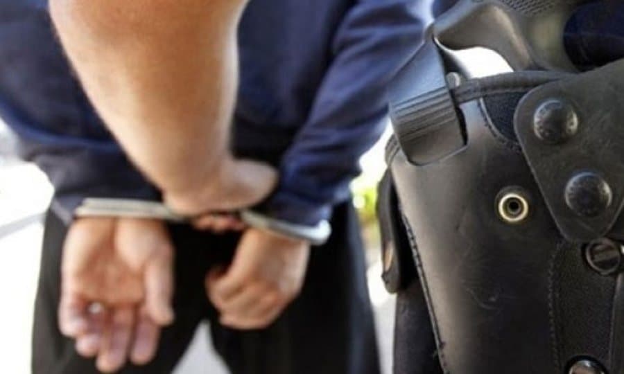 Arrestohet një 29-vjeçar në Durrës, në banesën e tij u gjet armë zjarri me municion luftarak