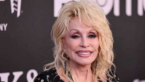Dolly Parton dhuron 1 milion dollarë për të prekurit nga përmbytjet në ShBA