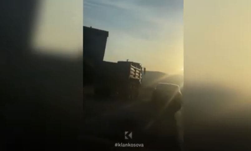 Kamioni rrezikon trafikun në rrugën Podujevë-Prishtinë (VIDEO)