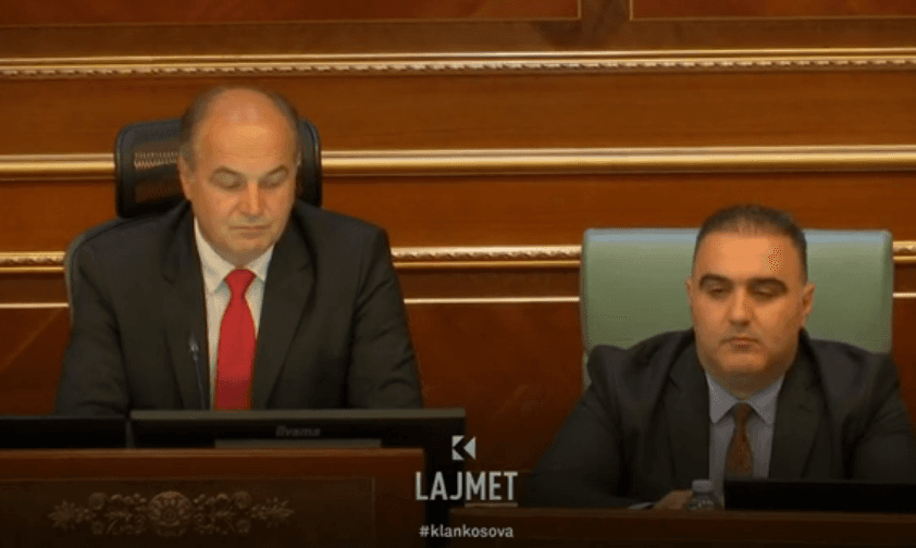 Pse u “zhduk” Glauk Konjufca në Kuvend? (VIDEO)