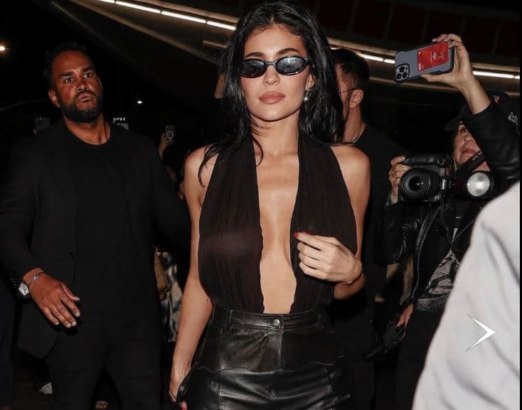 Kylie Jenner shkëlqen në festën e Hailey Bieber
