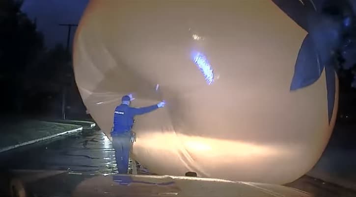 Polici në Ohio “sulmohet” nga kungulli gjigant i fryrë (VIDEO)