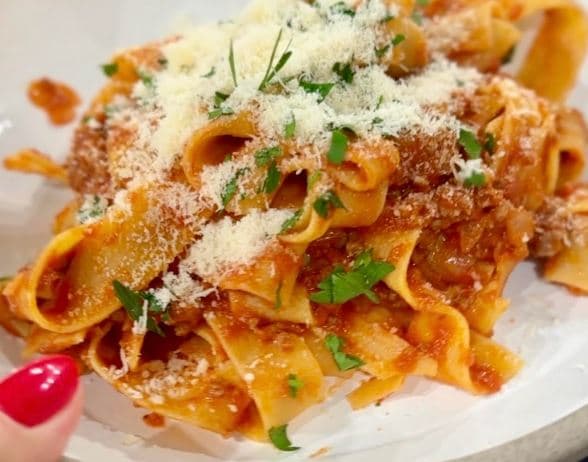 Pappardelle Bolognese, receta e “Shijës së Anës” (VIDEO)