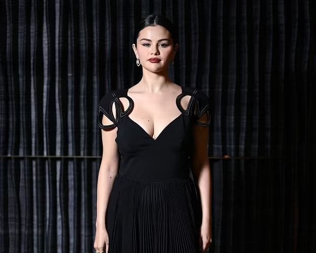 Selena Gomez, magjepsëse në të zeza