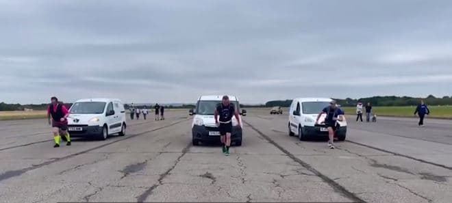 Kunetërit thyejnë rekordin botëror duke tërhequr automjete (VIDEO)