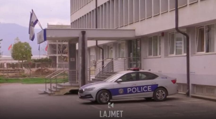 Çifti luftoi mes vete me thika, e gënjyen policinë (VIDEO)