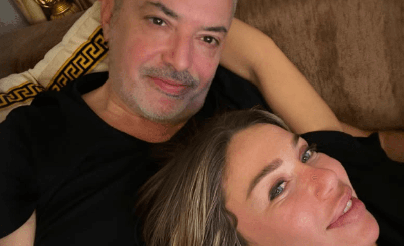 Adelina publikon foto nga plazhi me burrin e saj