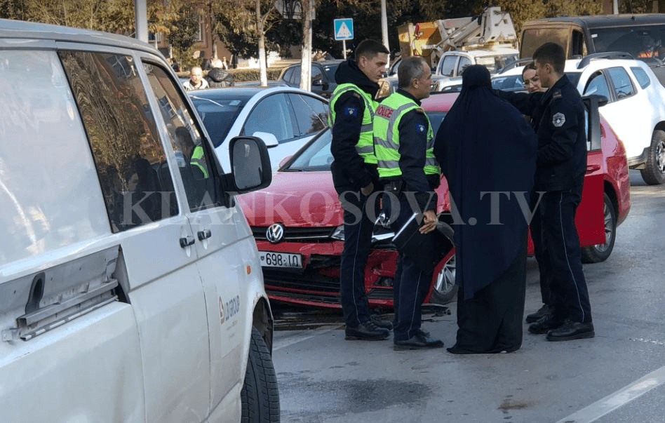 Aksident mes dy veturave në kryeqytet, policia në vendin e ngjarjes