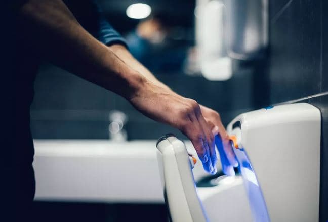 Pse nuk duhet të përdorni kurrë një tharëse duarsh në një tualet publik?