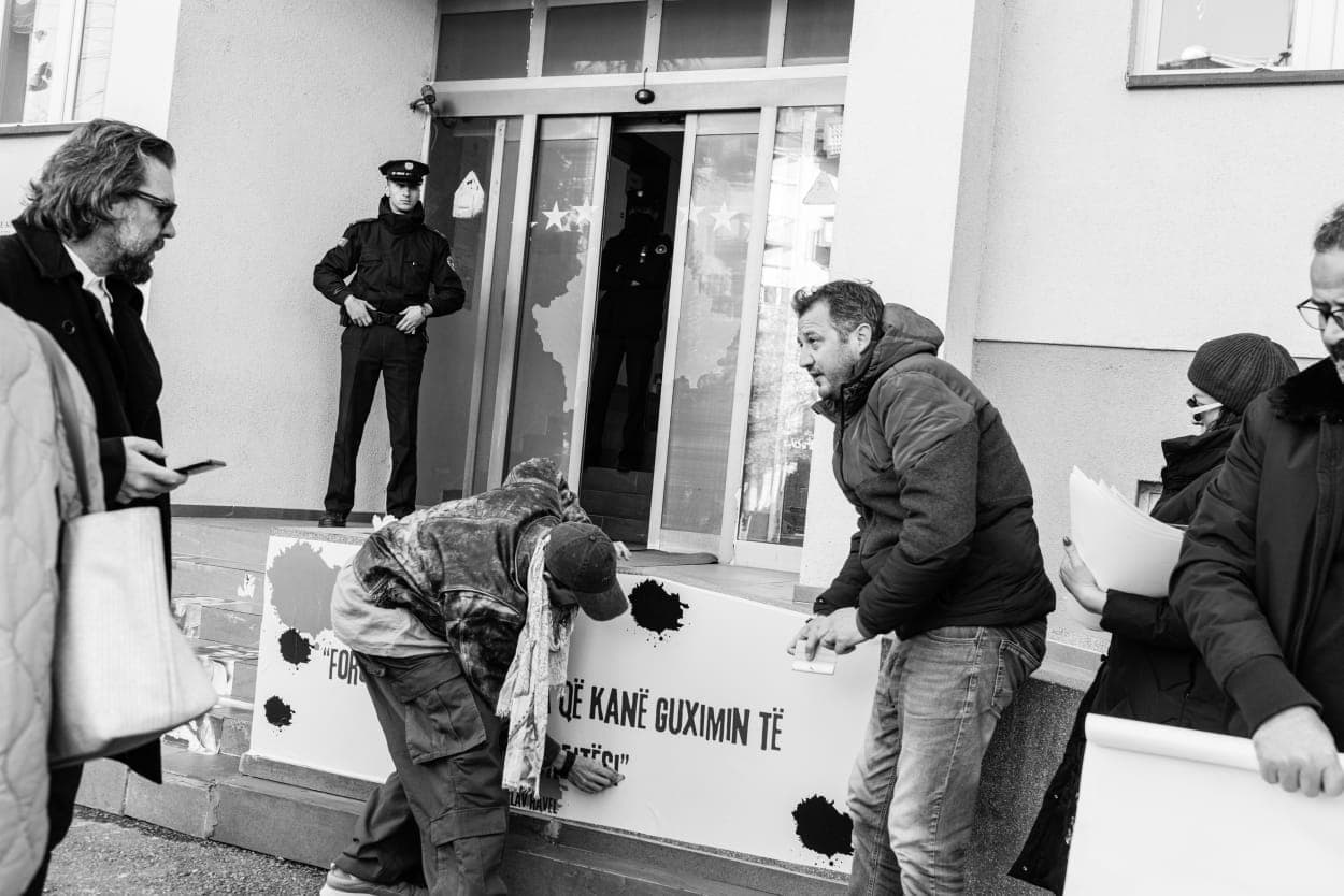 Artistët e Teatrit Kombëtar protestojnë para Ministrisë së Kulturës dhe Qeverisë