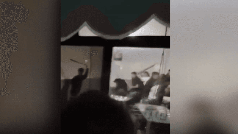Rrahje masive mes të rinjve në Ferizaj tek stacioni i autobusëve (VIDEO)