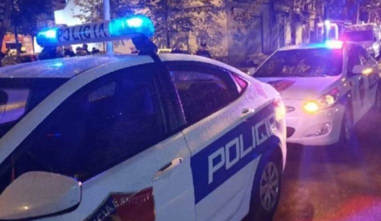 Vetura përfundon në kanal në rrugën Milot-Thumanë, lëndohet rëndë një person