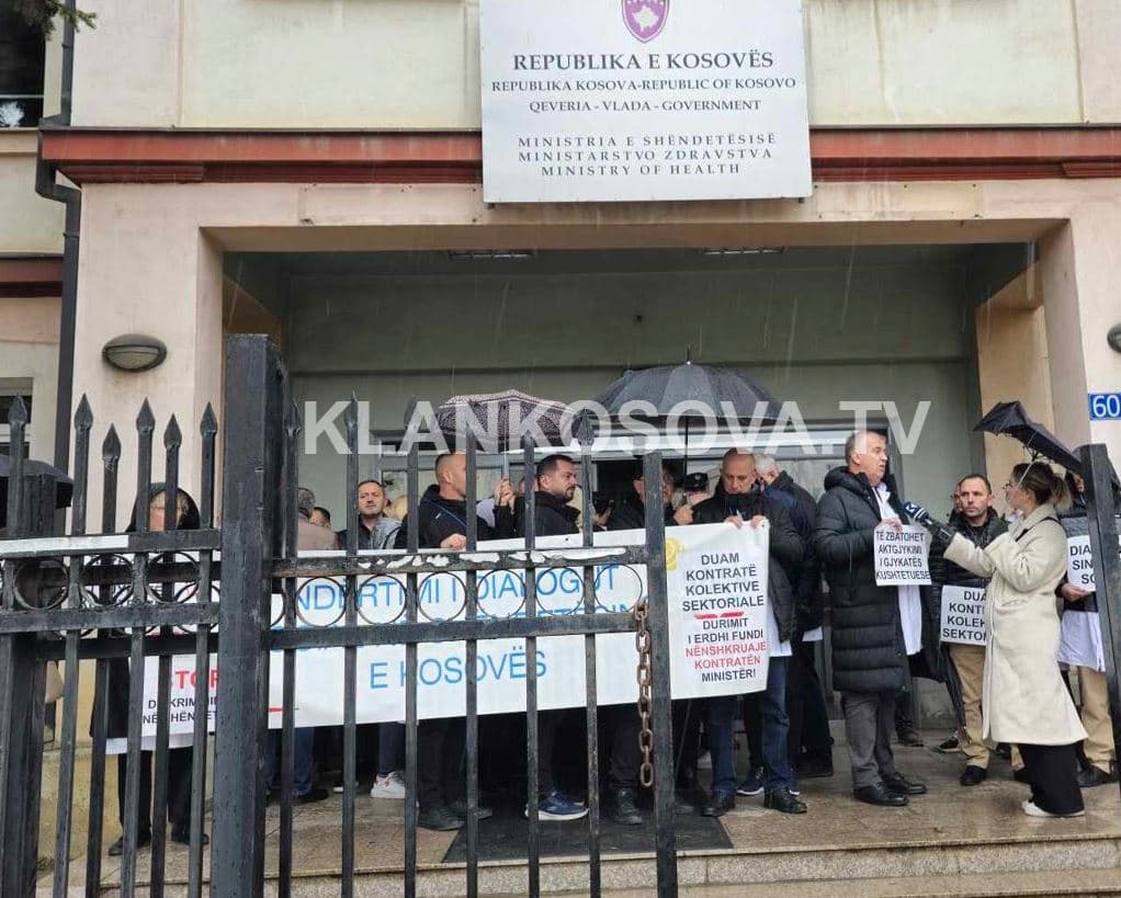 “Ndërtoni dialogun social”, punëtorët shëndetësorë protestë para MSh-së