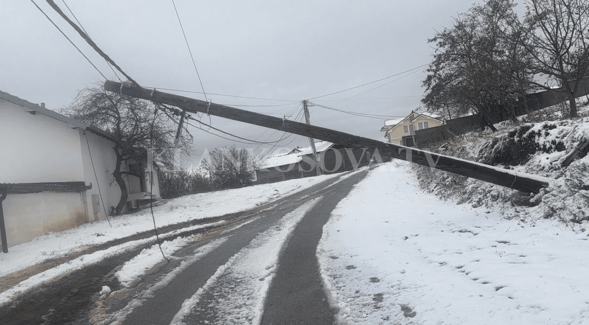 Rrëzohet shtylla elektrike në Malishevë, rrezikohen fëmijët (FOTO)