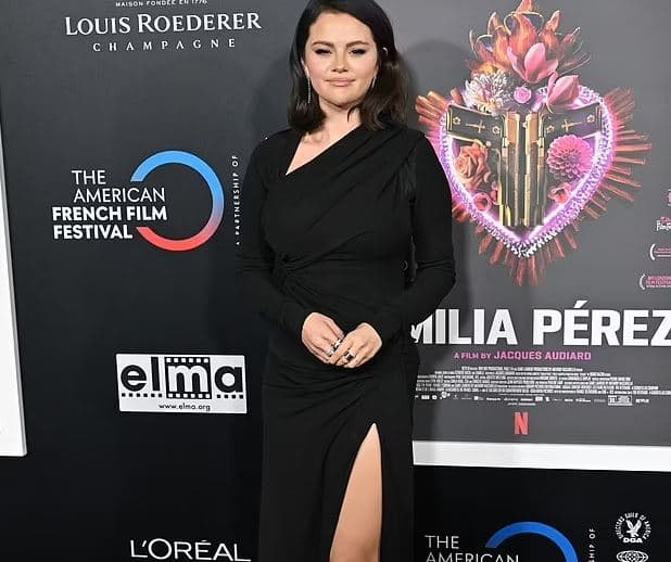 Selena Gomez, si zonjë në të zeza
