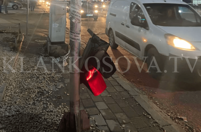 Prishet semafori në Fushë Kosovë (FOTO)