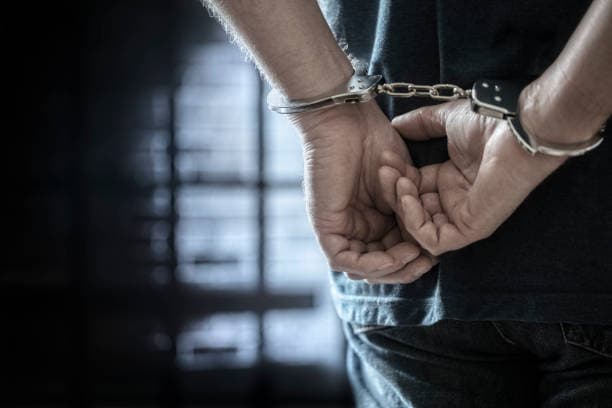 Arrestohet një person në Pejë, u kap me armë në çantë