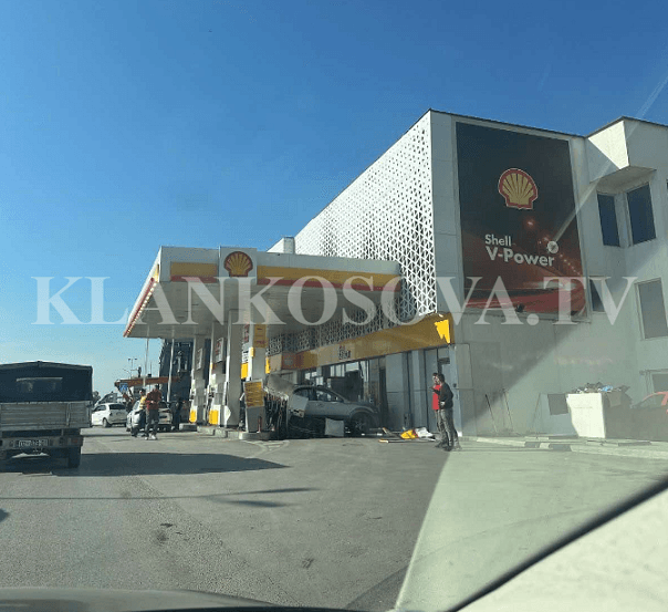 Vetura përplaset brenda një pompe derivatesh në Prishtinë (VIDEO)
