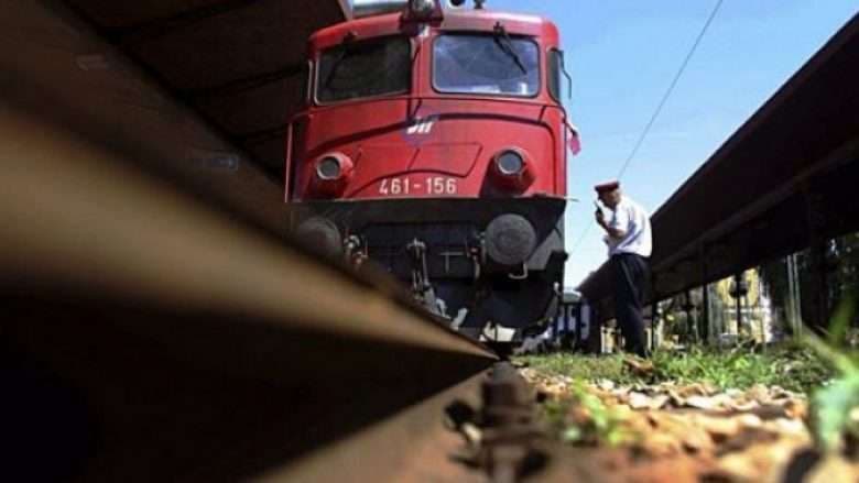 Dy të lënduar nga përplasja e trenit me një automjet në Drenas