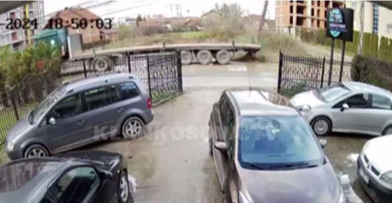 Fushë Kosovë: Kamioni rrëzon shtyllën elektrike dhe largohet nga vendi i ngjarjes (VIDEO+FOTO)