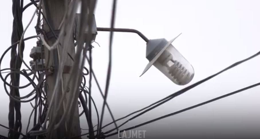 Prishtina s’ka kompani për rregullimin e ndriçimit publik, rruga “Mon Balaj” mbetet në terr (VIDEO)