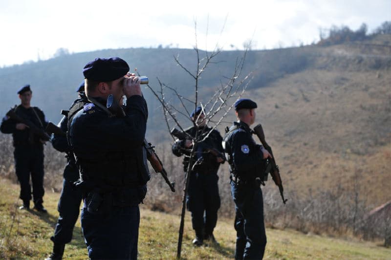 Kalim ilegal i kufirit: Ndalohen një kosovar dhe një serb - në automjet kishin fellne e goma pa dokumente