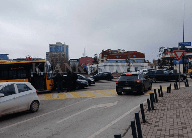 Autobusi i linjës 1 aksidentohet të Katedralja