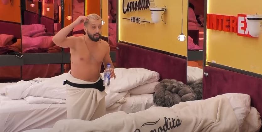 Gjesti e lagë me ujë Xhenetën për ta zgjuar nga gjumi (VIDEO)