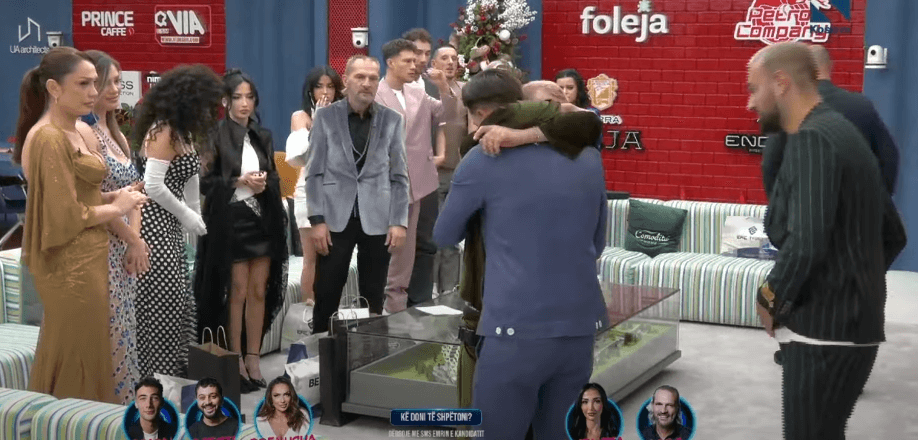 Momente prekëse, të gjithë banorët përqafojnë Leon, pas komunikimit me djalin e axhës Robertin (VIDEO)