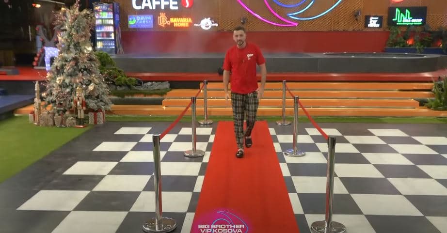 Laurenti bën sfilatë dhe shkakton të qeshura tek banorët (VIDEO)