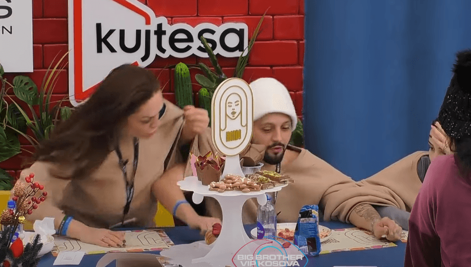 Drenusha nervozohet me Gjestin, e tërheq zvarrë (VIDEO)