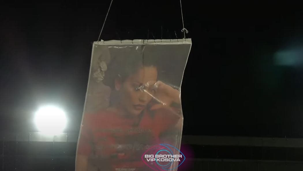 "Qëndro e fortë, krejt shqiptaria është me ty", Drenushës i vjen një dron (VIDEO)